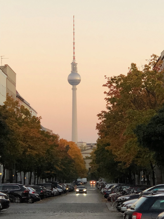 "Zicht op Fernsehturm vanuit de Strelitzerstrasse"